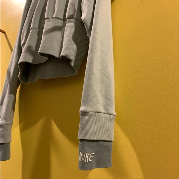 Nike Cropped Sweater Women’s - Picture 2 of 5